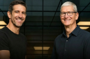 Tim Cook (kanan) mengakhiri masa jabatannya sebagai Direktur Utama (Chief Executive Officer / CEO) Apple. (Dok-Foto)