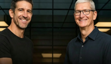 Tim Cook (kanan) mengakhiri masa jabatannya sebagai Direktur Utama (Chief Executive Officer / CEO) Apple. (Dok-Foto)