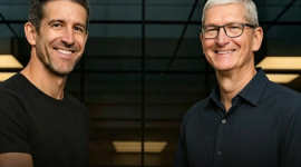 Tim Cook (kanan) mengakhiri masa jabatannya sebagai Direktur Utama (Chief Executive Officer / CEO) Apple. (Dok-Foto)