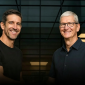 Tim Cook (kanan) mengakhiri masa jabatannya sebagai Direktur Utama (Chief Executive Officer / CEO) Apple. (Dok-Foto)