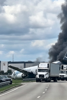 Tragedi di Miami: Pesawat Kargo Amazon Tergelincir dari Landasan, 5 Orang Tewas