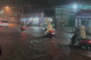 Tampak belasan motor mogok karena menerobos banjir di Jalan Karya Jaya Medan Johor (Dok-Foto)