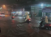 Tampak belasan motor mogok karena menerobos banjir di Jalan Karya Jaya Medan Johor (Dok-Foto)
