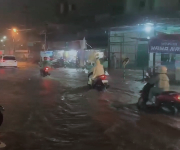 Tampak belasan motor mogok karena menerobos banjir di Jalan Karya Jaya Medan Johor (Dok-Foto)