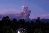 Erupsi gunung Dukono di Halmahera Utara, Maluku Utara memuntahkan abu vulkanik setinggi 1.400 meter di atas puncak. (Dok-Foto)