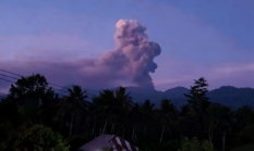 Mengalami Erupsi Gunung Dukono Hembuskan Abu Vulkanik Setinggi 1,4 Kilometer
