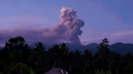 Erupsi gunung Dukono di Halmahera Utara, Maluku Utara memuntahkan abu vulkanik setinggi 1.400 meter di atas puncak. (Dok-Foto)