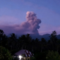 Erupsi gunung Dukono di Halmahera Utara, Maluku Utara memuntahkan abu vulkanik setinggi 1.400 meter di atas puncak. (Dok-Foto)