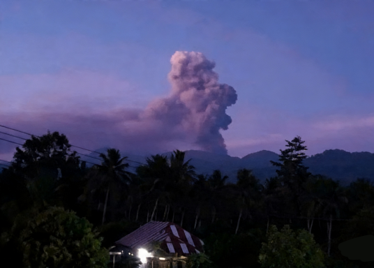 Erupsi gunung Dukono di Halmahera Utara, Maluku Utara memuntahkan abu vulkanik setinggi 1.400 meter di atas puncak. (Dok-Foto)