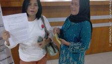 Nuning Perwakilan Warga memasukkan surat Ke Bagian Umum DPRD Medan minta Ketua DPRD Medan di periksa Badan Kehormatan DPRD Medan (Dok-Foto)