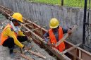 Pekerjaan Proyek Drainase Di Jalan di Jalan Gaperta Ujung Kecamatan Medan Helvetia Lengkap APD Utamakan Keselamatan Kesehatan Kerja (Dok-Foto)
