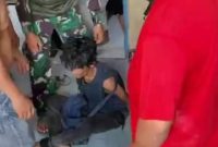 Seorang pria berinisial A, warga Medan Marelan, diduga melakukan aksi pencurian besi pada sebuah bangunan milik warga berujung diamuk massa, Minggu (3/5/2026). (Dok-Foto)