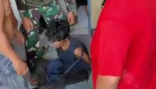Seorang pria berinisial A, warga Medan Marelan, diduga melakukan aksi pencurian besi pada sebuah bangunan milik warga berujung diamuk massa, Minggu (3/5/2026). (Dok-Foto)