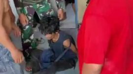 Seorang pria berinisial A, warga Medan Marelan, diduga melakukan aksi pencurian besi pada sebuah bangunan milik warga berujung diamuk massa, Minggu (3/5/2026). (Dok-Foto)