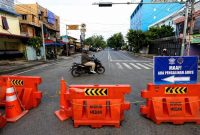 Polisi Memasang Rambu Lalu Lintas dan Forbidden terkait penutupan Ruas jalan di Kota Medan (Dok-Foto)
