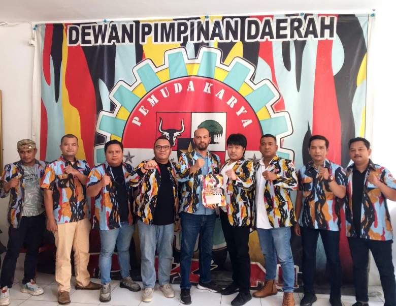Ketua DPD PKN Sumut Serahkan SK Mandataris Kepada Tokoh Pemuda Karo Ahmad Muslim Sembiring Untuk Pimpin DPD PKN Kota Medan (Dok-Foto)