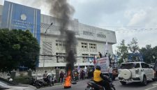 DPN Geruduk Disdik Sumut Mendesak Bobby Nasution Untuk Mencopot Kadis Karena Adanya Dugaan Pengutipan SPP di SMA Negeri 1 Medan Tahun Ajaran 2025-2026 (Dok-Foto)