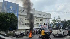 DPN Geruduk Disdik Sumut Mendesak Bobby Nasution Untuk Mencopot Kadis Karena Adanya Dugaan Pengutipan SPP di SMA Negeri 1 Medan Tahun Ajaran 2025-2026 (Dok-Foto)