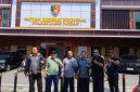 Aliansi Masyarakat Peduli Buruh Indonesia (AMPIBI) saat di Polrestabes Medan mengawal LP Tariq Nabi Mangaratua Batubara 