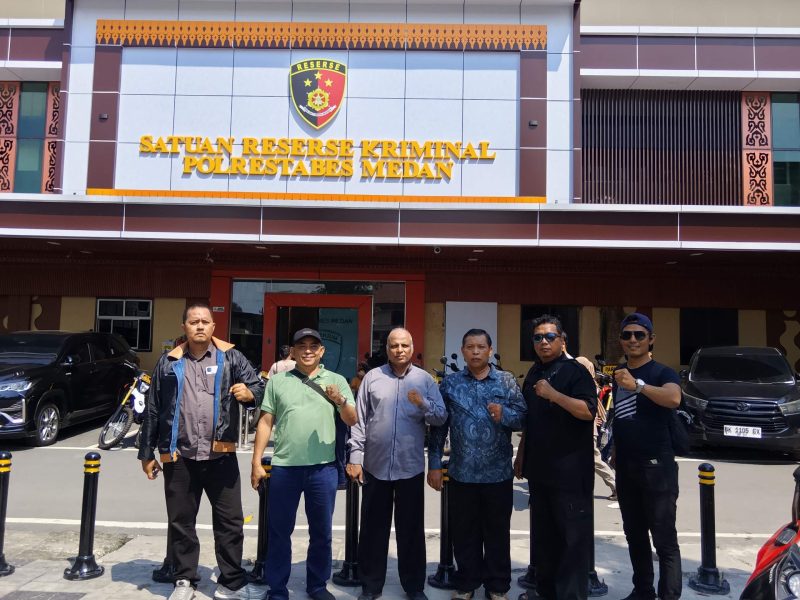 Aliansi Masyarakat Peduli Buruh Indonesia (AMPIBI) saat di Polrestabes Medan mengawal LP Tariq Nabi Mangaratua Batubara 