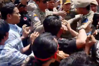 Ricuh Peserta Massa Aksi dengan Satpol PP Kota Medan (Dok-Foto)