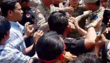 Ricuh Peserta Massa Aksi dengan Satpol PP Kota Medan (Dok-Foto)