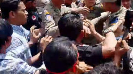 Ricuh Peserta Massa Aksi dengan Satpol PP Kota Medan (Dok-Foto)