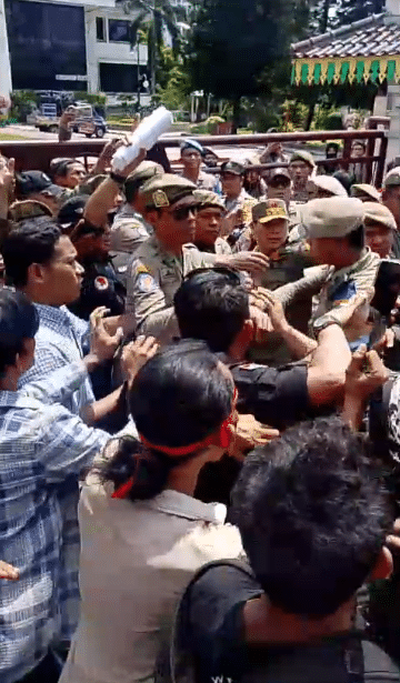 Ricuh Peserta Massa Aksi dengan Satpol PP Kota Medan (Dok-Foto)