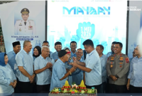 Peringatan Hari buruh Sedunia Tahun 2026 di Sumut, Gubsu berikan nasi tumpeng kepada Ketua Serikat Pekerja CP Nainggolan (Dok-Foto)