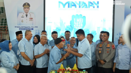 Peringatan Hari buruh Sedunia Tahun 2026 di Sumut, Gubsu berikan nasi tumpeng kepada Ketua Serikat Pekerja CP Nainggolan (Dok-Foto)