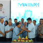 Peringatan Hari buruh Sedunia Tahun 2026 di Sumut, Gubsu berikan nasi tumpeng kepada Ketua Serikat Pekerja CP Nainggolan (Dok-Foto)