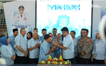 Peringatan Hari buruh Sedunia Tahun 2026 di Sumut, Gubsu berikan nasi tumpeng kepada Ketua Serikat Pekerja CP Nainggolan (Dok-Foto)