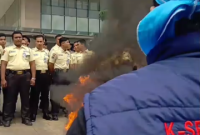 Massa Aksi DPN Bakar di depan Menara BRI (Dok-Foto)