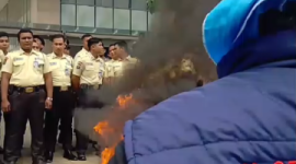 Massa Aksi DPN Bakar di depan Menara BRI (Dok-Foto)