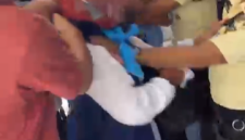 Pendemo Perempuan di cekik satpam BRI Cabang Jalan Iskandar Muda Kota Medan (Dok-Foto)