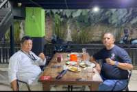 Bang Bhoy (baju hitam) Ketua LSM Penjara Indonesia Kota Medan. (lDok-Foto)