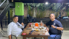 Bang Bhoy (baju hitam) Ketua LSM Penjara Indonesia Kota Medan. (lDok-Foto)
