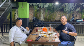 Bang Bhoy (baju hitam) Ketua LSM Penjara Indonesia Kota Medan. (lDok-Foto)