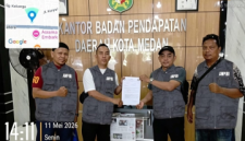 Aliansi Masyarakat Peduli Buruh Indonesia (AMPIBI) masukkan surat demo ke Bapenda Kota Medan (Dok-Foto)