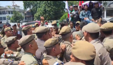 Ricuh Satpol PP dan Pendemo di depan Kantor Walikota Medan (Dok-Foto)