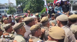 Ricuh Satpol PP dan Pendemo di depan Kantor Walikota Medan (Dok-Foto)