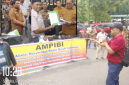 Aliansi Masyarakat Peduli Buruh Indonesia (AMPIBI) menyerahkan pernyataan sikap yang di terima oleh Plt Kadisnaker Kota Medan (Dok-Foto)