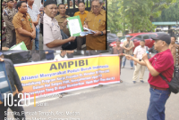 Aliansi Masyarakat Peduli Buruh Indonesia (AMPIBI) menyerahkan pernyataan sikap yang di terima oleh Plt Kadisnaker Kota Medan (Dok-Foto)