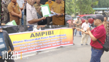 Aliansi Masyarakat Peduli Buruh Indonesia (AMPIBI) menyerahkan pernyataan sikap yang di terima oleh Plt Kadisnaker Kota Medan (Dok-Foto)