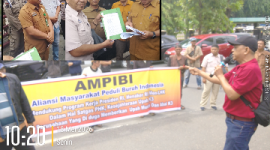 Aliansi Masyarakat Peduli Buruh Indonesia (AMPIBI) menyerahkan pernyataan sikap yang di terima oleh Plt Kadisnaker Kota Medan (Dok-Foto)