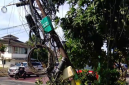 Tiang Telkom miring dan kabel Semrawut yang membahayakan warga berada di jalan Simpang Sutomo Kota Medan (Dok-Foto)