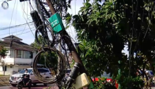 Tiang Telkom miring dan kabel Semrawut yang membahayakan warga berada di jalan Simpang Sutomo Kota Medan (Dok-Foto)