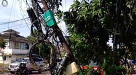 Tiang Telkom miring dan kabel Semrawut yang membahayakan warga berada di jalan Simpang Sutomo Kota Medan (Dok-Foto)