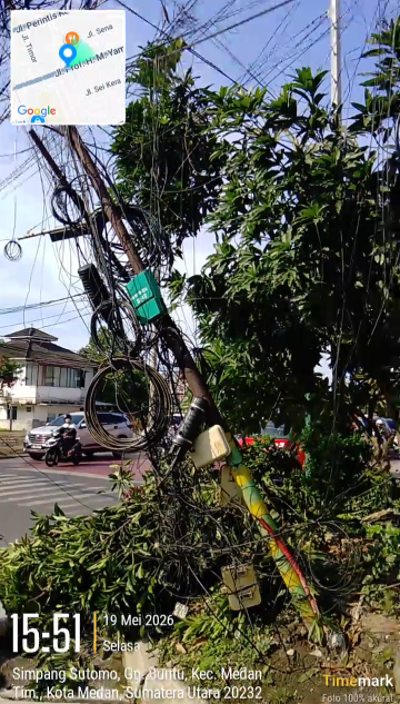 Tiang Telkom miring dan kabel Semrawut yang membahayakan warga berada di jalan Simpang Sutomo Kota Medan (Dok-Foto)