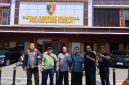 Aktifis yang tergabung dalam Aliansi Masyarakat Peduli Buruh Indonesia (AMPIBI) saat di Polrestabes Medan (Dok-Foto)